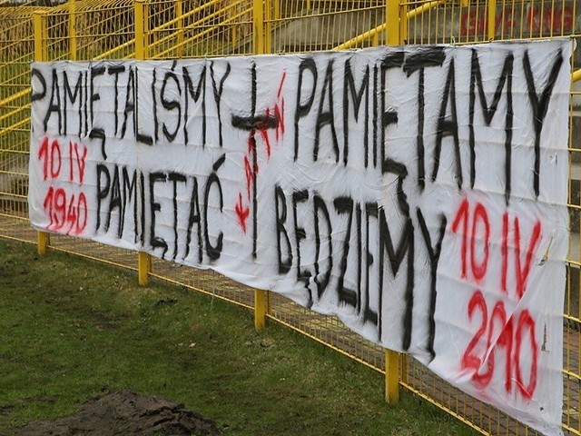 Na stadionie Gryfa Slupsk kibice modlili sie za ofiary katastrofy w Smolensku.