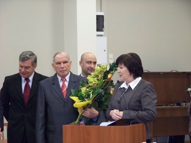 Władysław Skrzypek ( w środku) w towarzystwie prezydenta Andrzeja Pałuckiego, przewodniczącego RM Rafała Sobolewskiego i radnej Małgorzaty Kowalczyk-Przybytek.