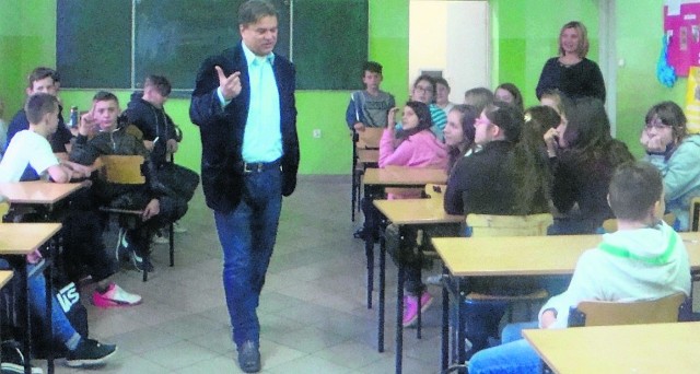 To Krzysztof Nurkowski... „na wyjeździe”. Ostatnio spotkał się z uczniami Gimnazjum w Sobkowie.