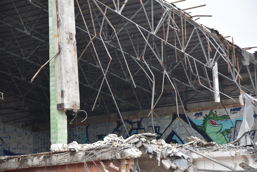 Stary basen w Ostrołęce w rozbiórce. Zobaczcie zdjęcia z wyburzania budynku pływalni