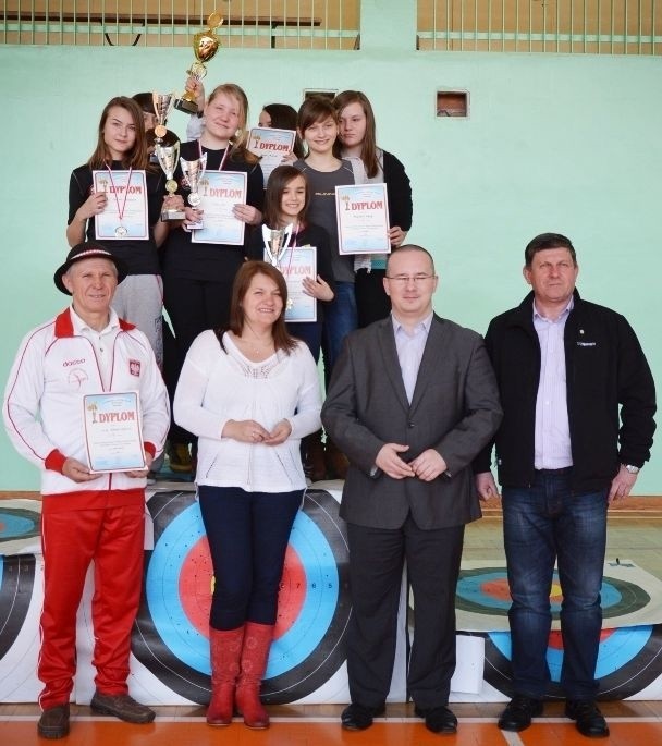 Zawodnicy Karimy Prząsław, którzy brali udział w halowych mistrzostwach okręgu świętokrzyskiego młodzików i dzieci w łucznictwie, i włodarzami klubu z Prząsławia i miasta Jędrzejów.