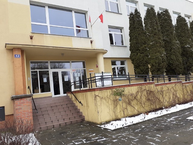 Szkoła Podstawowa nr 13 w Grudziądzu działa przy ul. Sikorskiego. To placówka kształcenia specjalnego przeznaczoną dla dzieci niepełnosprawnych intelektualnie w stopniu lekkim, umiarkowanym, znacznym i głębokim, od urodzenia do 20 lat.