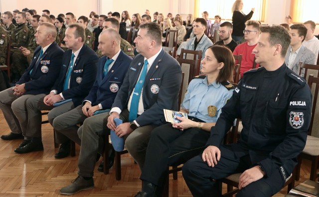 Młodzież oraz zaproszeni goście wzięli dziś (5 października) udział w spotkaniu z Mariuszem Sybilskim,  starszym specjalistą Centrum Weterana Działań Poza Granicami Państwa.