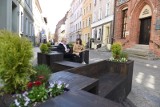 Wyjątkowe miejskie meble już wkrótce pojawią się w Toruniu. Ławki w kształcie liter „T” „R” i „N” ozdobią Rynek Nowomiejski 
