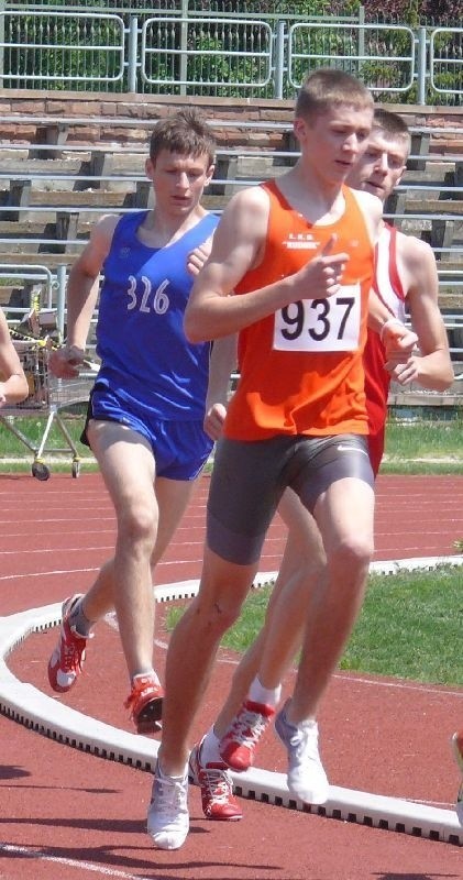 Mateusz Borkowski  z Gimnazjum w Krynkach nie dał szans rywalom - pewnie wygrał bieg na 2000 metrów. 