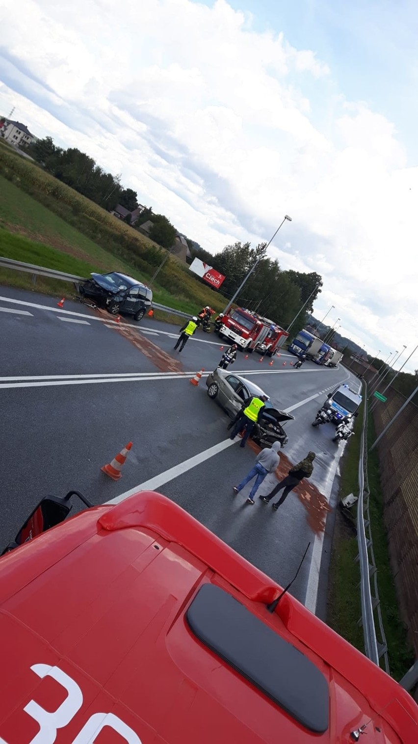 Zderzenie dwóch samochodów na starej "czwórce" koło Wojnicza [ZDJĘCIA]