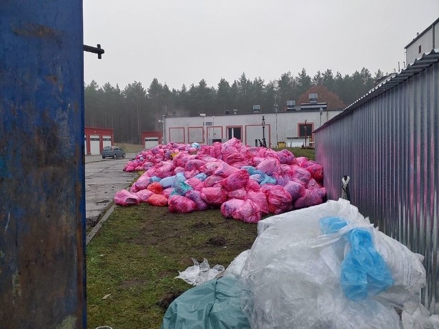 Hałdy "covidowych" śmieci leżą pod szpitalem w Grudziądzu gdzie są leczeni pacjenci zarażeni koronawirusem.