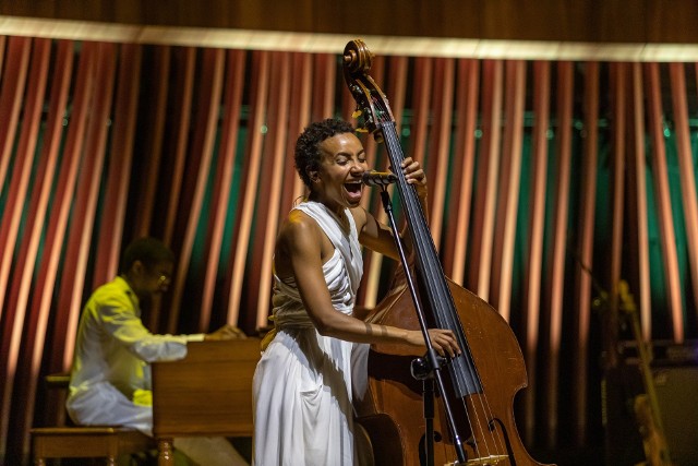 Esperanza Spalding, pięciokrotna zdobywczyni nagrody Grammy, na scenie bielskiej Cavatina Hall. Zobacz kolejne zdjęcia. Przesuwaj zdjęcia w prawo - naciśnij strzałkę lub przycisk NASTĘPNE