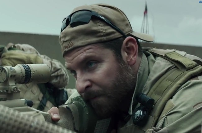 Bradley Cooper w filmie "Snajper"  (fot. screen:...