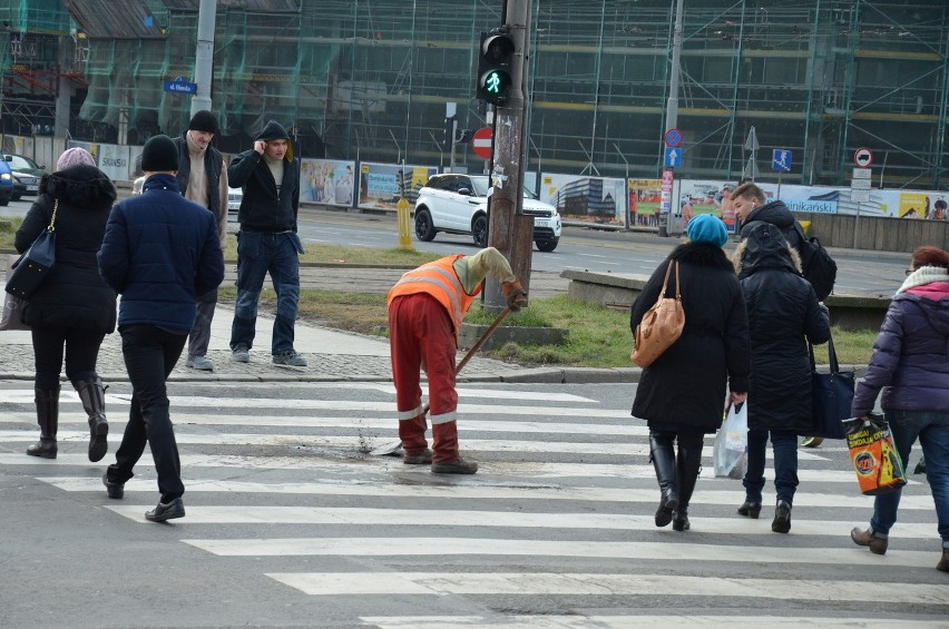 Prace drogowe na ul. Oławskiej. Drogowcy zrywają fragmenty...