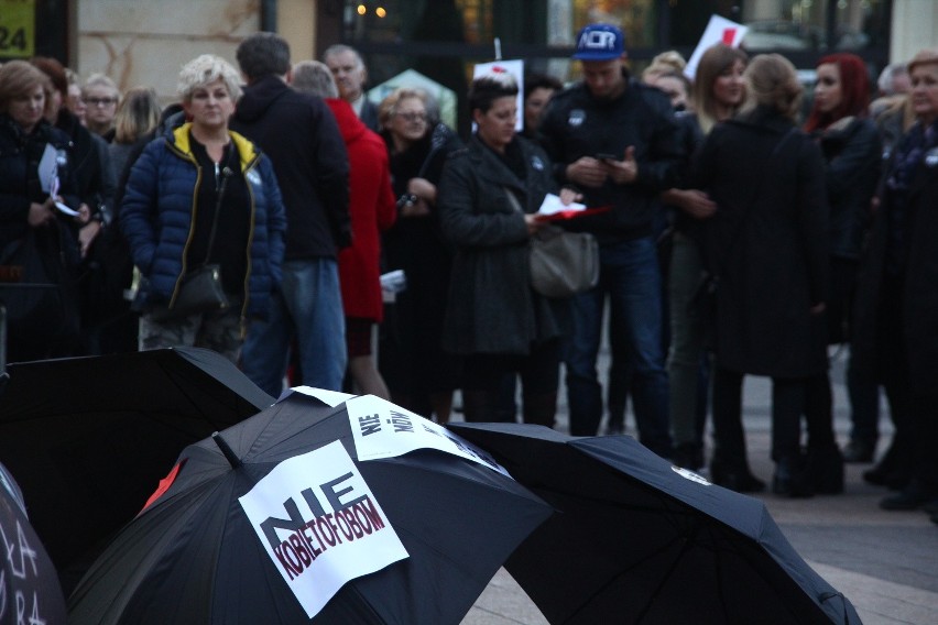 Drugi czarny protest w Rybniku - panie demonstrowały na rynku