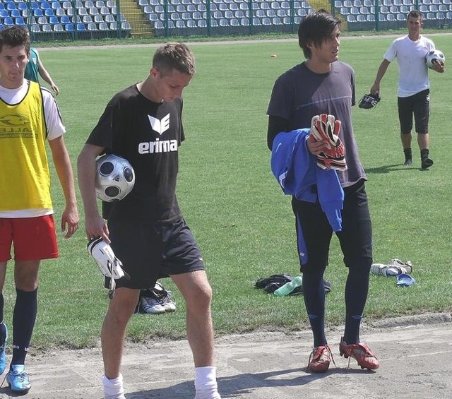 Marek Bihun (drugi od prawej) pojawił się na treningu piłkarzy Stali Stalowa Wola.