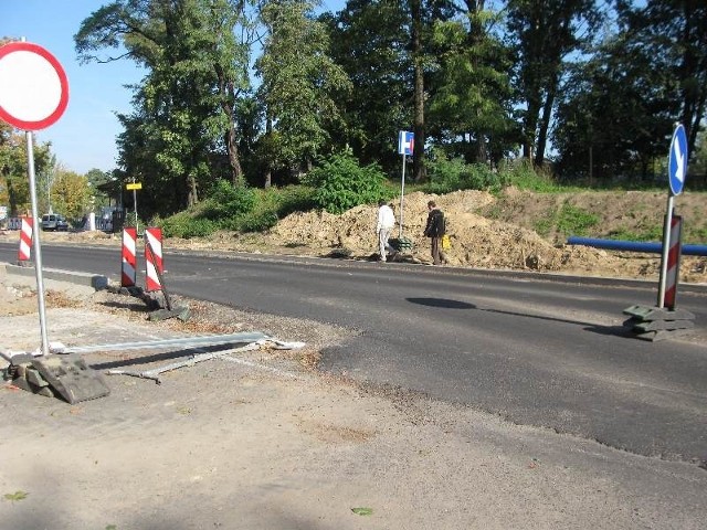 Przejście pieszych przez remontowany odcinek ulicy Wały Chrobrego jest utrudnione.