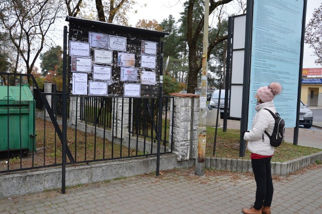 W ostatnim czasie jest znacznie więcej pogrzebów. Ma to związek z epidemią koronawirusa, mniejszą dostępnością do opieki medycznej i zwiększoną zachorowalnością w okresie jesiennym.Także informacje z Zakładu Pogrzebowego „Memento” w Stalowej Woli potwierdzają większą liczbę pogrzebów, a tablica informacyjna przy wejściu do cmentarza komunalnego obwieszona jest dużą liczbą klepsydr.W październiku na stalowowolskim cmentarzu komunalnym miało miejsce 58 pogrzebów, kiedy przed rokiem było ich w październiku 34. Ale kiedy przed rokiem w listopadzie „Memento” obsłużyło 27 pogrzebów, to do 13 listopada tego roku już 41! O ile w do tej pory w krematorium przy cmentarzu spopielano miesięcznie 50 ciał, to w październiku kremacji poddano 130 zmarłych. Kolejne miesiące będą prawdopodobnie skutkować większą liczbą zmarłych.Na kolejnych stronach przytaczamy dane o ilości zarejestrowanych zgonów w gminach powiatu stalowowolskiego w ubiegłym roku i w tym roku do listopada. Jednak ta statystyka nie daje odpowiedzi na lawinowo zwiększoną liczbę pogrzebów. Powodem jest bowiem to, że zmarli na covidowych oddziałach w innych miastach (Łańcut, Mielec, Kraków, Lublin) są tam zarejestrowani jako zmarli, a nie w miejscu zamieszkania przed śmiercią.