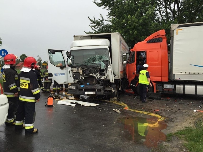 Dwa samochody ciężarowe, samochód dostawczy i osobowa skoda...