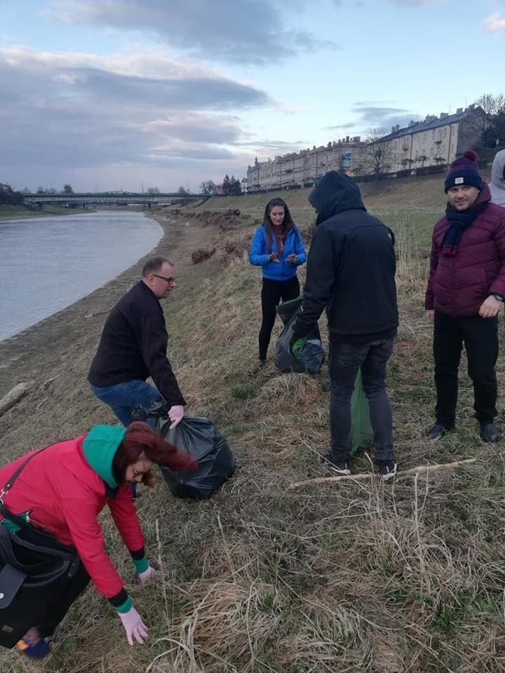 Społeczna akcja sprzątania bulwarów nad Sanem w Przemyślu.