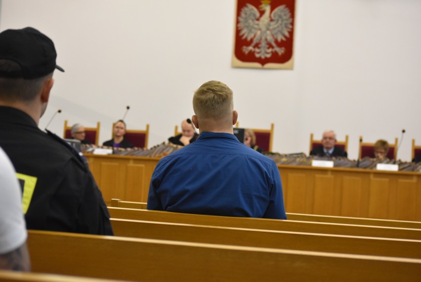 Świadek koronny sypie kolegów w procesie Psycho Fans: Maczety zaczęły się od współpracy z kibolami Wisły Kraków. Mówił też o "ochronie" 