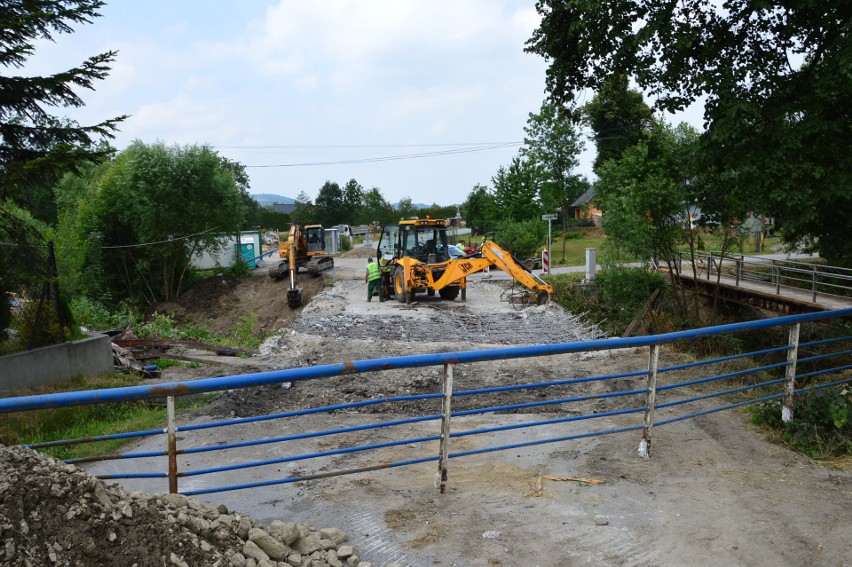 W Jasienicy wyburzają most, żeby wybudować nowy. Obowiązuje objazd przez Jawornik