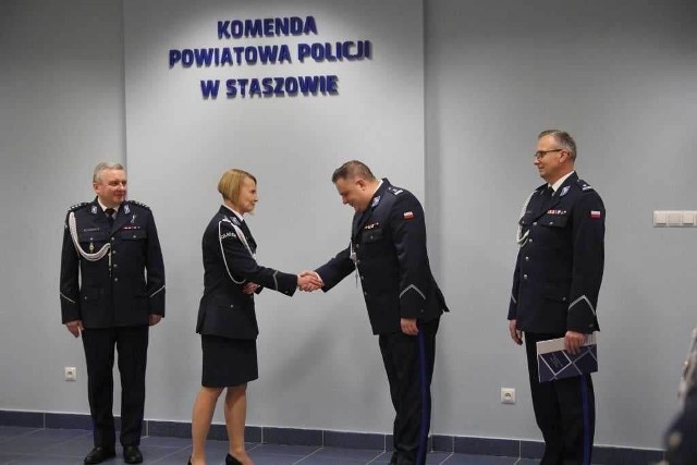 Inspektor Agata Malasińska- Nagórny, zastępca komendanta wojewódzkiego policji podziękowała za służbę odchodzącemu na emeryturę Grzegorzowi Majsakowi, zaś obowiązki szefa staszowskiego garnizonu powierzyła podinspektorowi Dariuszowi Kurosiowi.