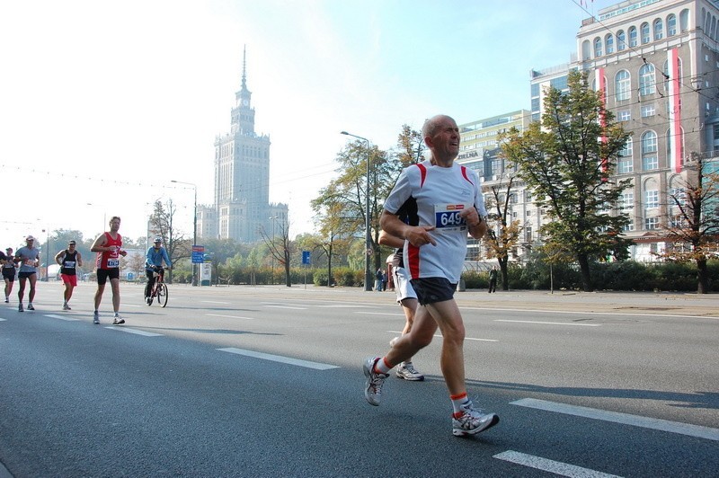 Jerzy Stępczyński (na pierwszym planie) na trasie Maratonu...