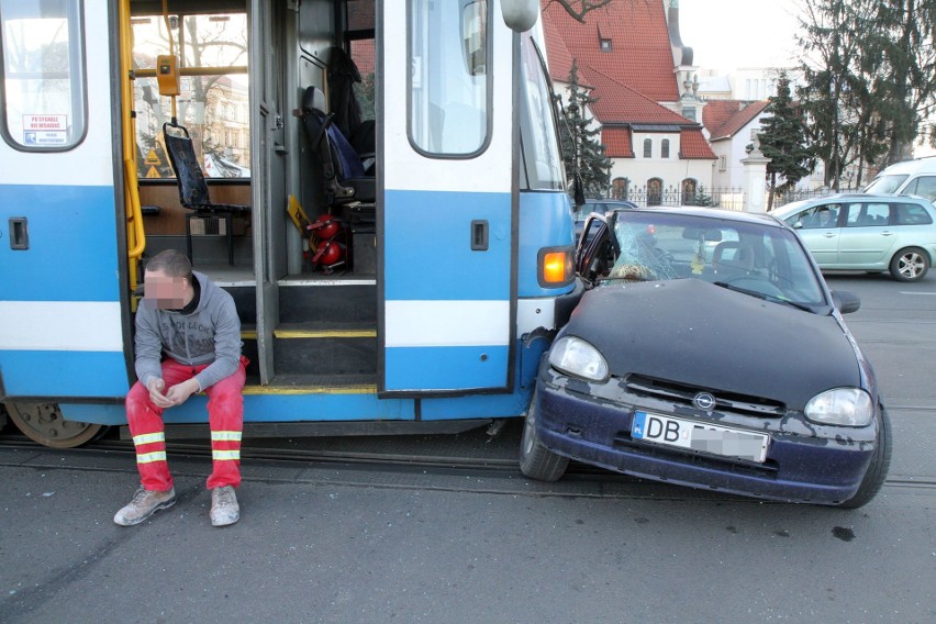 Wypadek na placu Wróblewskiego. Opel corsa wjechał pod tramwaj [ZDJĘCIA]