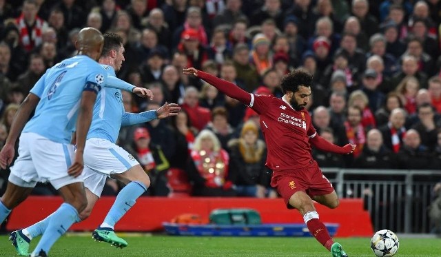 Po jednym golu dla Liverpoolu w obu meczach strzelił Mohamed Salah (z prawej)