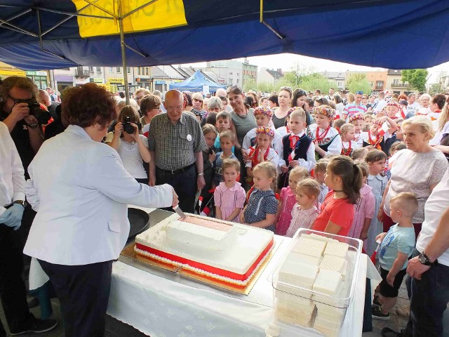 Tortem dla Niepodległej częstowała mieszkańców Starachowic i okolicy starosta starachowicki, Danuta Krępa