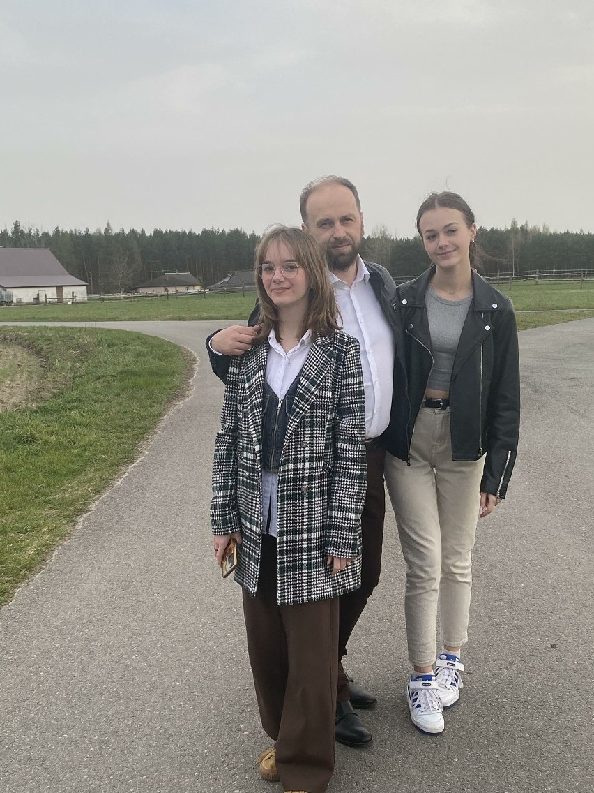 Tomasz Bartos z dwiema siostrzenicami - Marceliną i Alicją