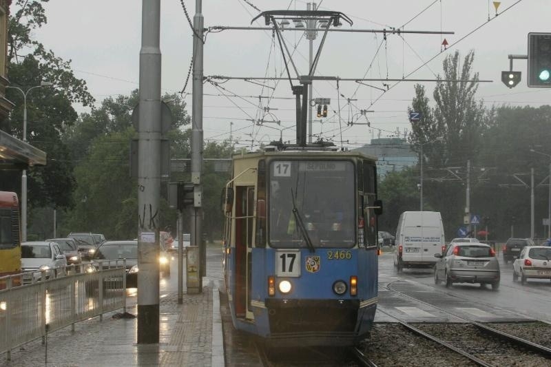 Wrocław: Wypadek na Sienkiewicza. Tramwaj potrącił pieszego (ZDJĘCIA)