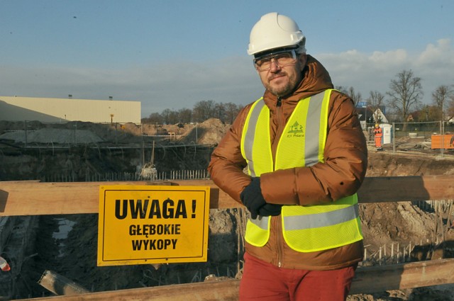 Dyrektor generalny ICT Poland na terenie budowy nowych hal w Kostrzynie nad Odrą.