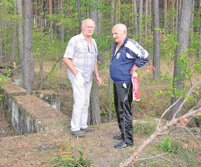 Marek Janasik (z lewej) i Jan Wadas stoją w miejscu, gdzie w czasie II wojny światowej Niemcy rozpoczęli budowę fabryki, po której zostały jedynie zarośnięte mchem potężne fundamenty.