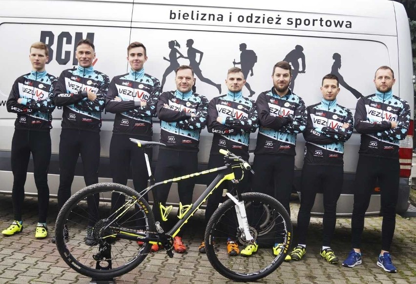 Tak prezentuje się grupa kolarska Vezuvio Team Mosina i jej...
