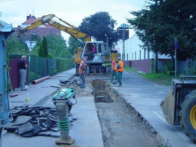 Podłączenia do kanalizacji sanitarnej doczekają się wreszcie mieszkańcy ulicy Grodkowskiej, Grunwaldzkiej, Powstańców Śląskich i części Sienkiewicza.