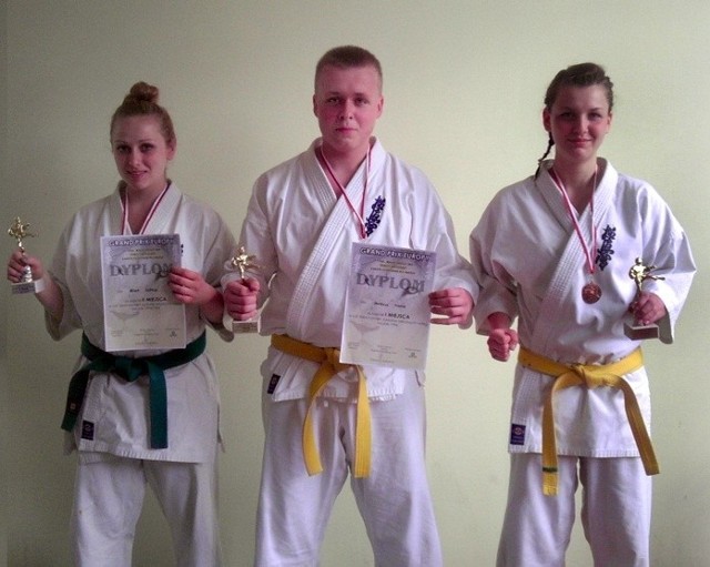 Reprezentanci Ostrołęckiego Klubu Karate Kyokushin z trofeami, od lewej: Anna Rupacz, Mateusz Pianka i Aleksandra Karaś.