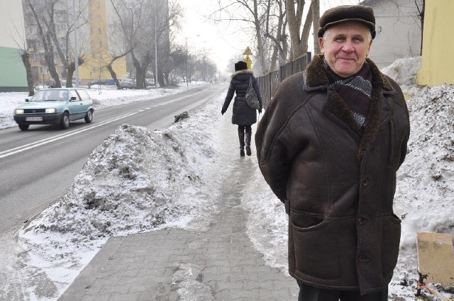 - Służby odpowiedzialne za utrzymanie chodników są nieudolne &#8211; mówi Zbigniew Paduszyński.