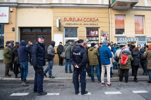 Stanisław Michalkiewicz po raz kolejny pojawił się w poznańskiej księgarni Sursum Corda. Protest pod jej drzwiami zorganizowała organizacja Strajk Kobiet. Dziennikarze tym razem nie zostali wpuszczeni na spotkanie z publicystą.