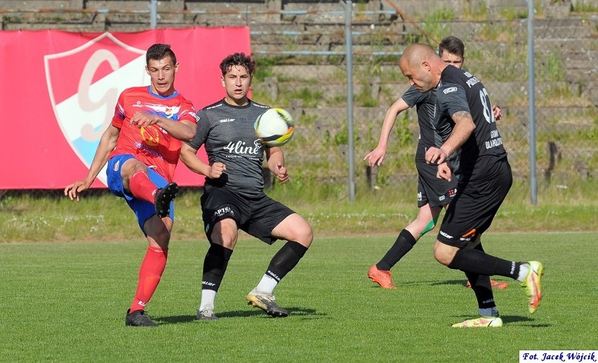 W Koszalinie Gwardia (czerwone koszulki) pokonała 1:0 Pogoń...