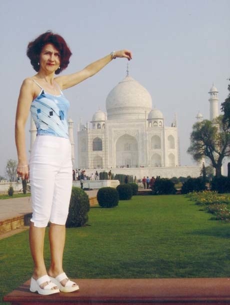 Na uroczym zdjęciu Barbara Ladwiniec-Ściana z Moniek "trzyma za czubek" mauzoleum Tadż Mahal w Indiach. To absolutny cud świata - twierdzi pani Barbara. Drugie miejsce w naszym konkursie.