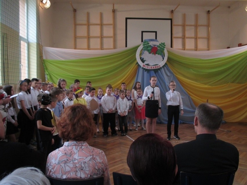 Przedświąteczna barwna akademia w szkole w Kurozwękach