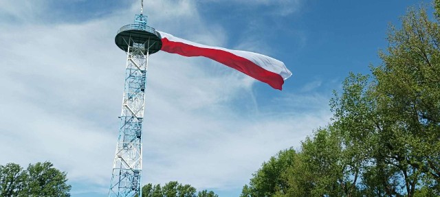 2.05.2024 r. Biało-czerwona flaga na wieży spadochronowej w parku Kościuszki w Katowicach.