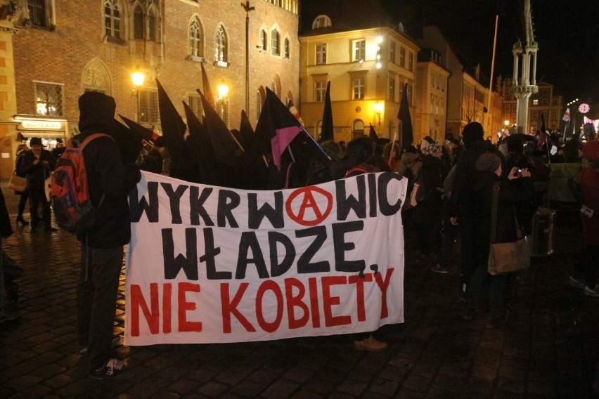 Czarna Środa we Wrocławiu. Protest w Rynku i pod biurami poselskimi 