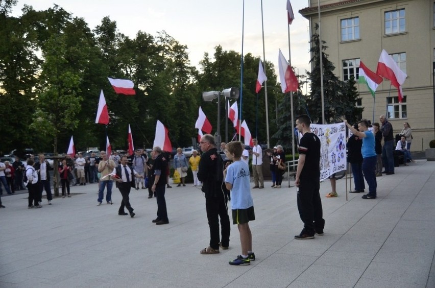 Poznań: Protest przeciwko rządom Tuska pod Urzędem...