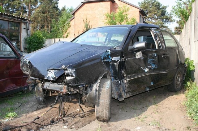 jedna osoba ranna i rozbity samochód - to skutki piatkowego wypadku pod Przybyszewem.