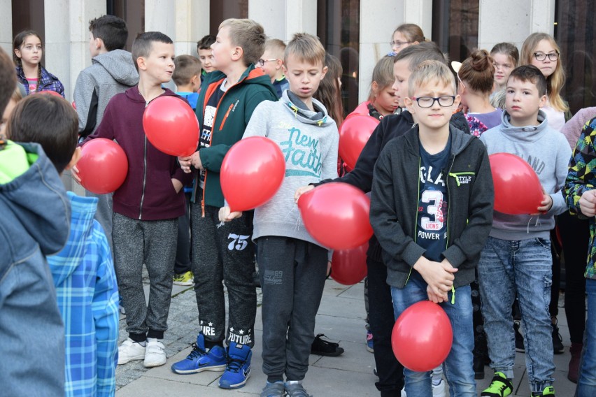 W Gorlicach jest dzisiaj biało-czerwono. Na płycie rynku powstała żywa flaga. Przyszły setki uczniów z biało-czerwonymi balonikami