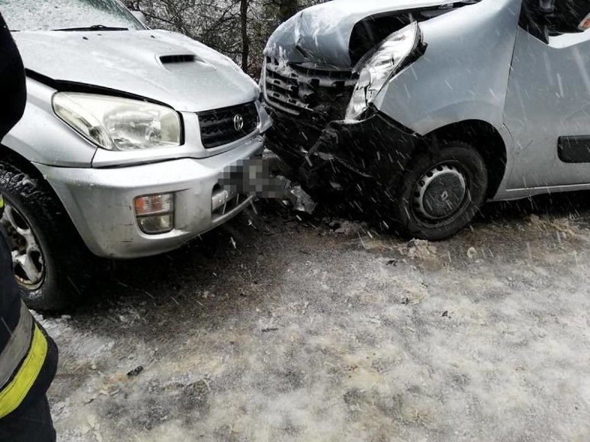 Wilczyce. Wypadek z udziałem busa. Jedna osoba ranna [ZDJĘCIA]