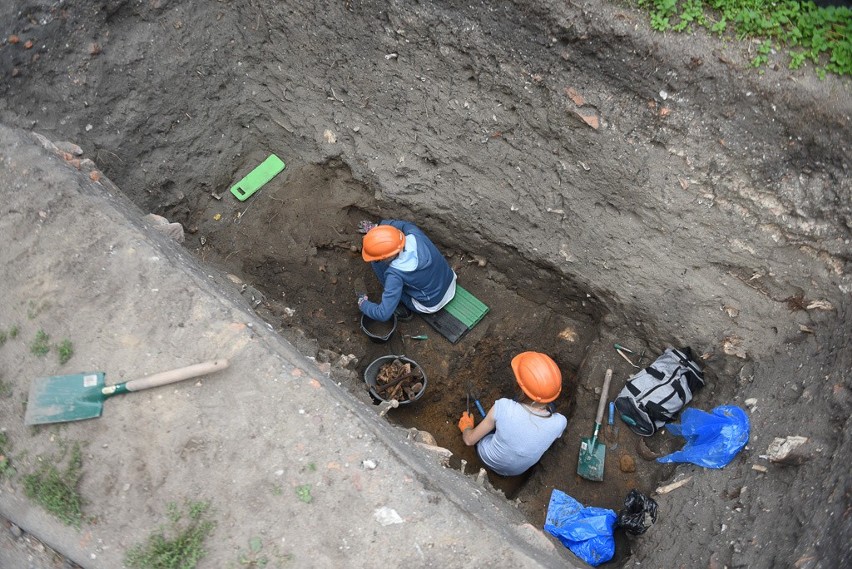 Archeolodzy zakończyli prace na cmentarzu przy kościele św....