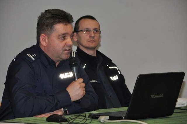 Na powiatową debatę zaprasza komendant Komendy Powiatowej Policji w Szydłowcu, inspektor Jacek Różański (z lewej).