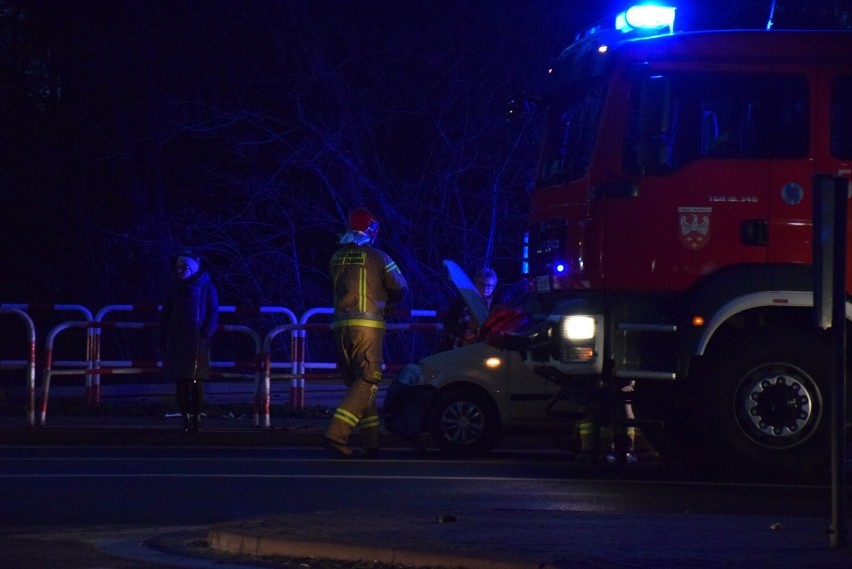 Na miejscu pomocy poszkodowanym udzielają strażacy. Jeden...