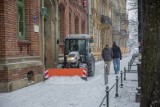 Kraków. MPO walczy ze śniegiem i lodem