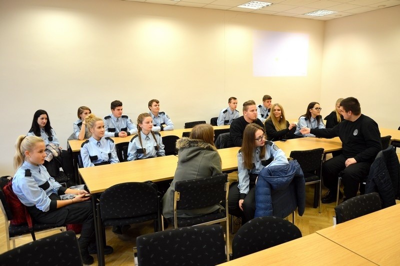 Spotkanie policjantów z uczniami liceum mundurowego z ZSLT w...